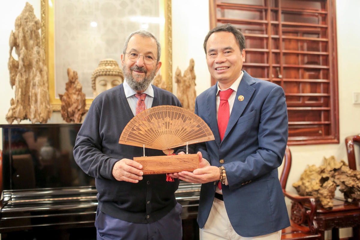 Chủ tịch Công ty Trầm Hương Khánh Hòa trao tặng chiếc quạt Trầm Hương cho cựu Thủ tướng Isarel Ehud Barak. Đây là một sản vật được chọn làm tặng phẩm cho các đại biểu cấp cao tham dự Hội nghị các quan chức cao cấp APEC năm 2017 tại Việt Nam.