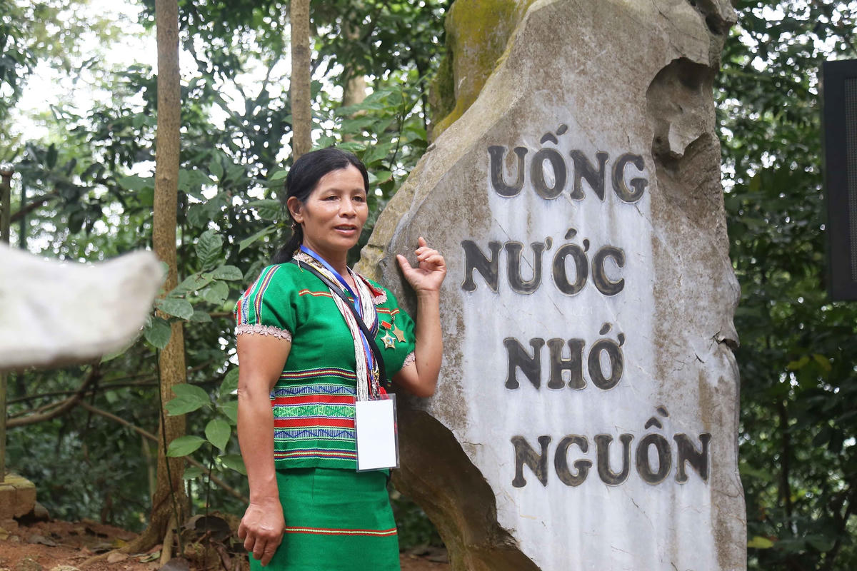 Nhiều đại biểu ấn tượng với khung cảnh và cách trưng bày các hiện vật, hình ảnh, chứng tích lịch sử của dân tộc Việt Nam thời các Vua Hùng dựng nước và giữ nước tại Đền Hùng.