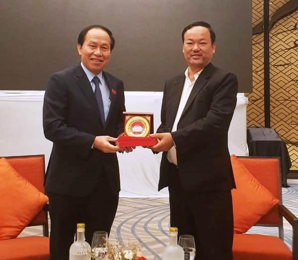 Phó Chủ tịch - Tổng Thư ký Lê Tiến Châu thân mật tiếp đại diện Lãnh đạo Tổng hội người Việt Nam tại Lào, Tổng hội người Việt Nam tại Thái Lan, Hội Doanh nhân người Việt Nam tại Lào.