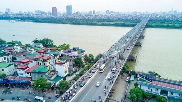Phương tiện lưu thông qua cầu Chương Dương bắc qua sông Hồng. (Ảnh: Vietnam+).
