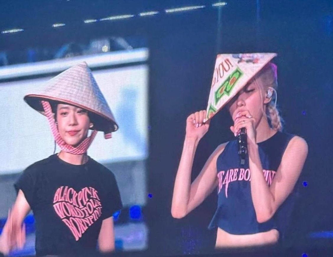 Jisoo và Rosé đội nón lá trình diễn trong show diễn tối 29/7 tại Hà Nội. Ảnh: Blackpink Nations.  