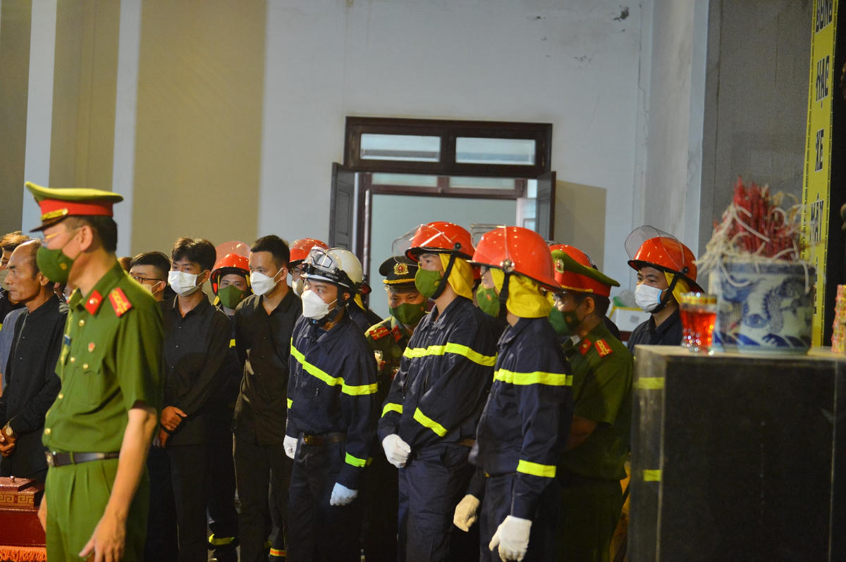 Rất nhiều đồng đội của các liệt sĩ cũng có mặt trong đám tang...