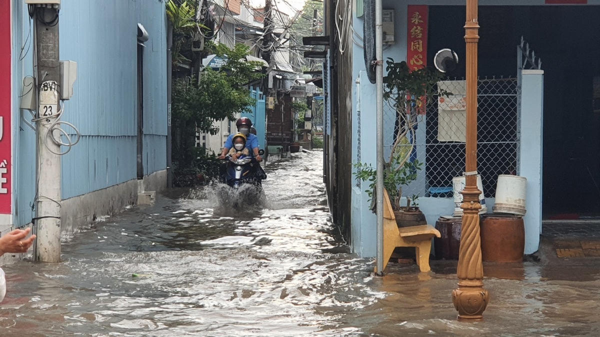 Tại nhiều tuyến đường chính của thành phố Bạc Liêu sáng nay nước ngập sâu hơn từ 50-70 cm.