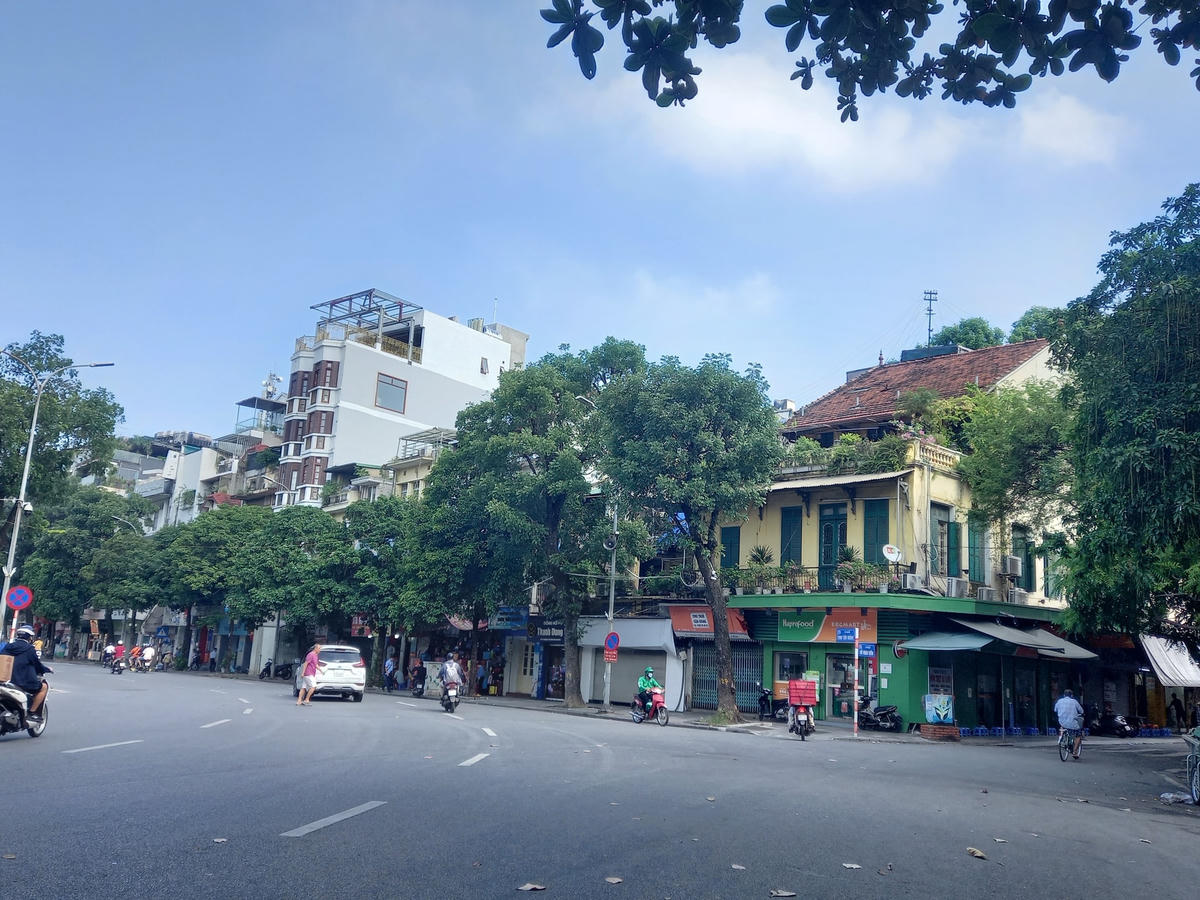 Nét cổ kính của phố cổ Hà Nội đang dần bị phai nhòa.