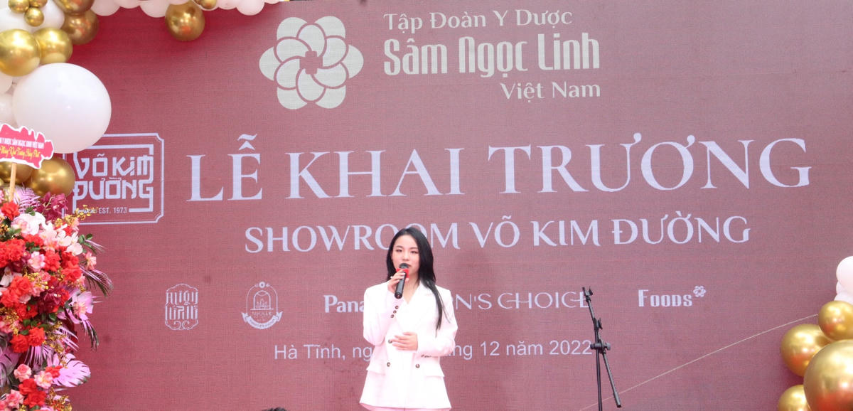 Bà Trần Hoàng Kim Anh - Phó TGĐ Tập đoàn Y Dược Sâm Ngọc Linh Việt Nam phát biểu tại Lễ khai trương.