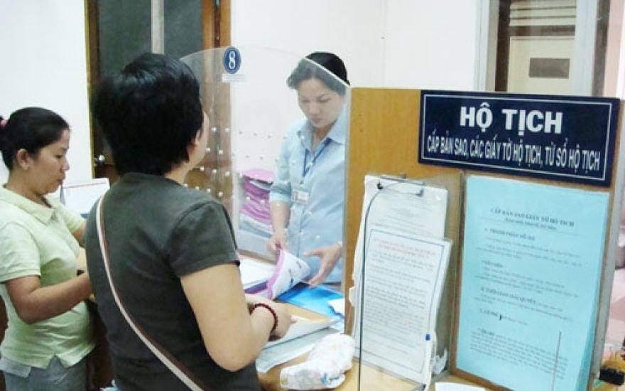 Luật Hộ tịch ra đời tạo điều kiện thuận lợi cho người dân thực hiện các vụ việc liên quan đến đăng ký hộ khẩu, đăng ký kết hôn... Ảnh: TL.