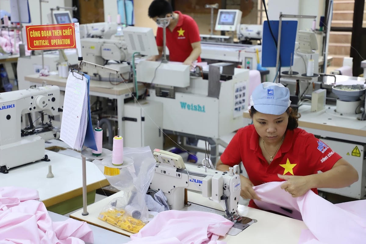 Khó khăn về đơn hàng, ngành may cũng phải cắt giảm lượng lớn người lao động. Ảnh minh họa: Quang Vinh.