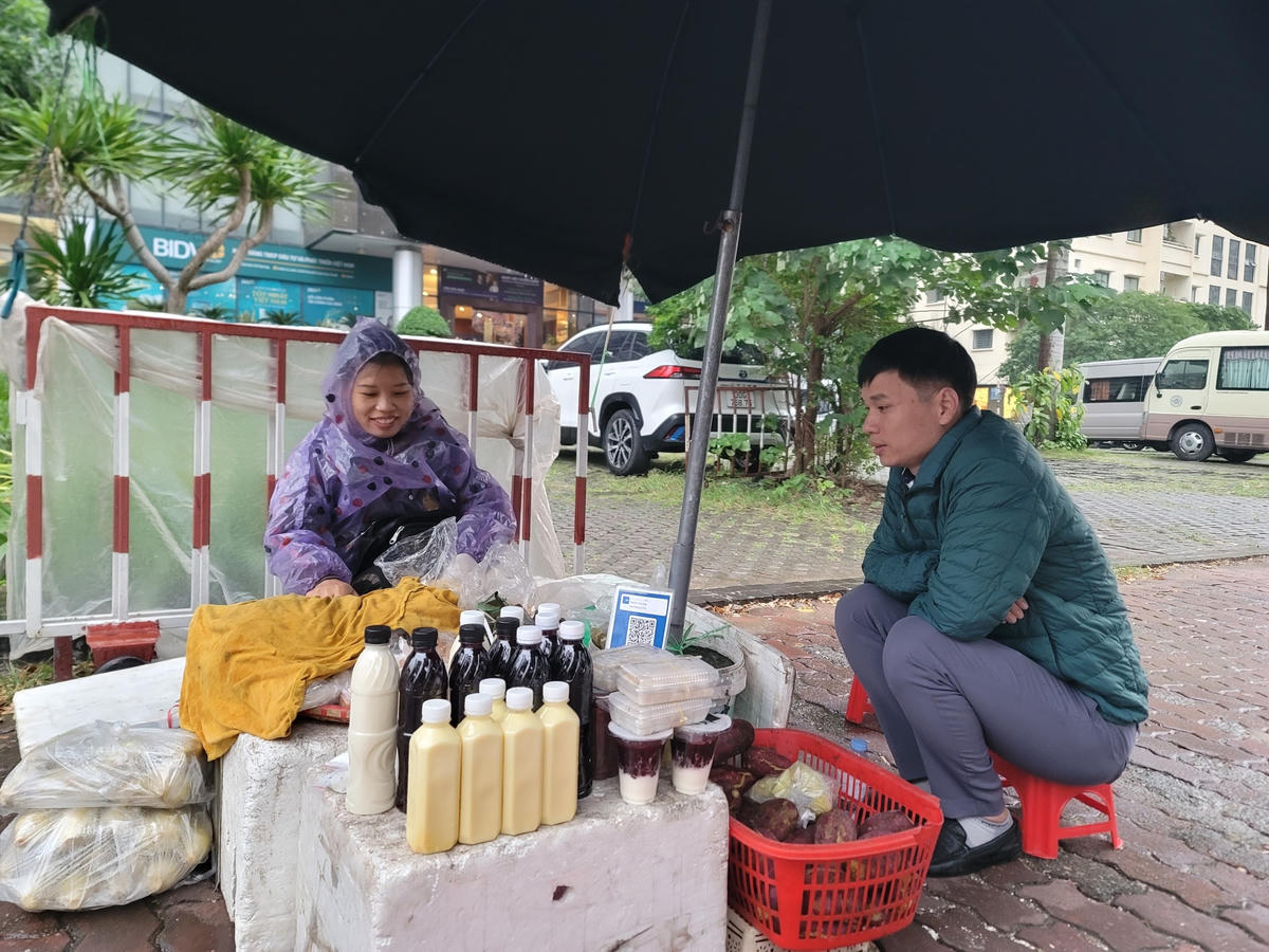 ChịTrịnh Thị Hoa 40t,  bán đồ ăn sáng dậy lúc 2h để chuẩn bị hàng, lúc dậy đã thấy lạnh và mưa. Công việc phải dậy sớm. Lạnh, mưa rét hơi vất vả.