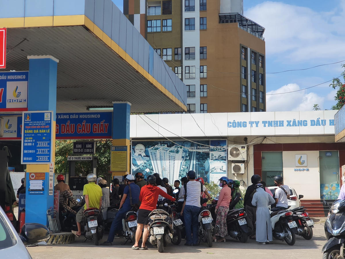 Ghi nhận của PV Đại Đoàn Kết Online ngày 17/11, hàng loạt cây xăng trên địa bàn Hà Nội đã "giảm nhiệt" rõ rệt. Không còn tình trạng người dân rồng rắn xếp hàng mua xăng.