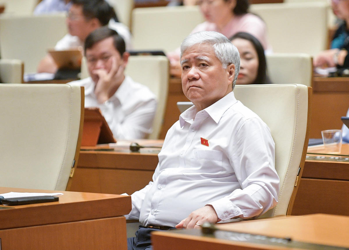 Chủ tịch UBTƯ MTTQ Việt Nam Đỗ Văn Chién tham dự phiên thảo luận, nghe các ĐBQH góp ý kiến. Ảnh: Quang Vinh.