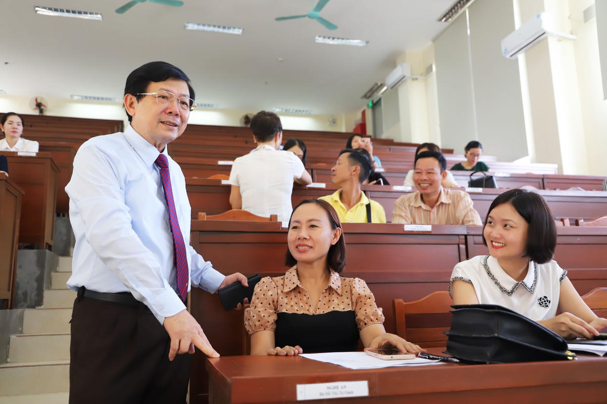 Phó Chủ tịch Nguyễn Hữu Dũng trao đổi cùng các học viên tham dự lớp học.