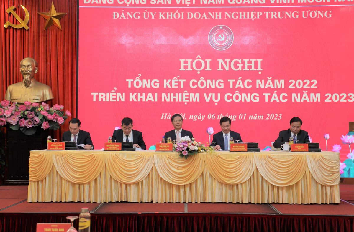 Các vị chủ trì hội nghị
