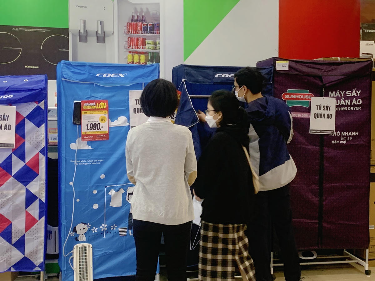 Khách hàng đến mua máy sấy quần áo tăng cao trong thời tiết nồm ẩm.