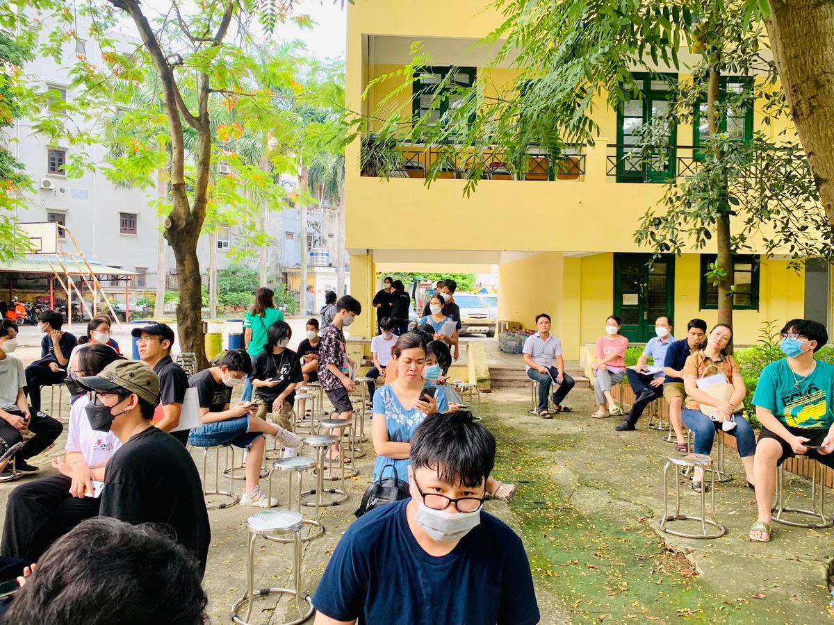 Ngay từ sớm, không khí tại sân trường của trường THPT Trần Hưng Đạo (Hà Nội) đã vô cùng náo nhiệt.