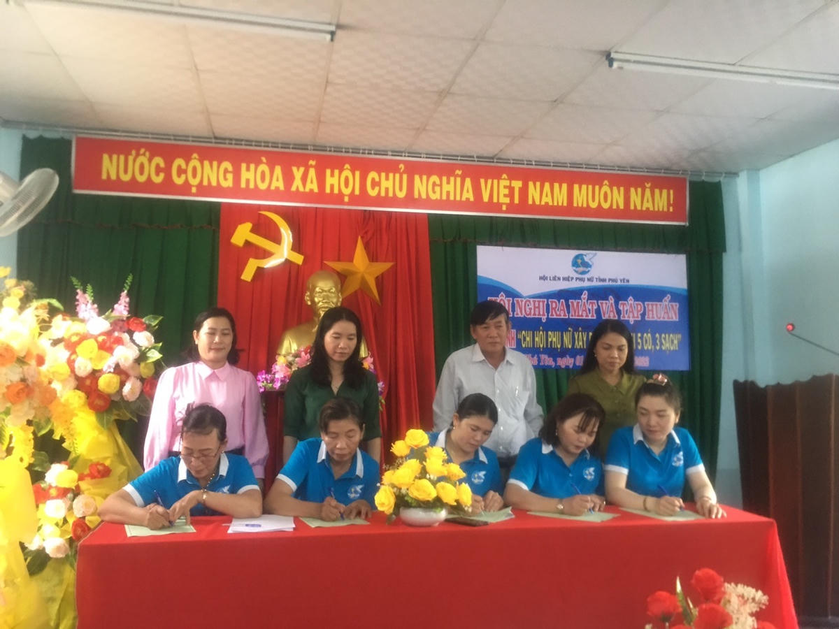 Các thành viên tham gia ký kết, mô hình Chi hội phụ nữ “Xây dựng gia đình 5 có, 3 sạch”. 