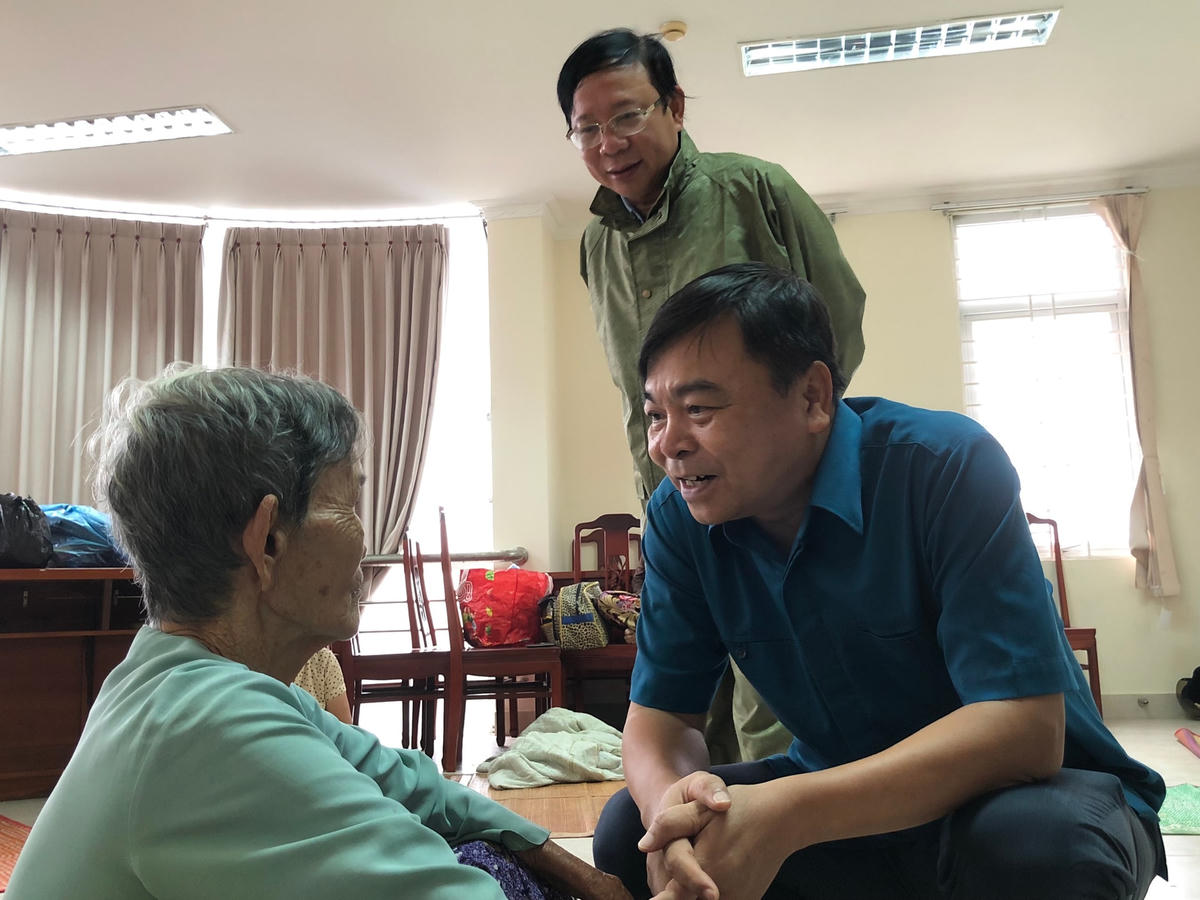 Thứ trưởng Bộ NN&PTNT Nguyễn Hoàng Hiệp thăm hỏi bà con huyện Bình Sơn trú tránh bão.