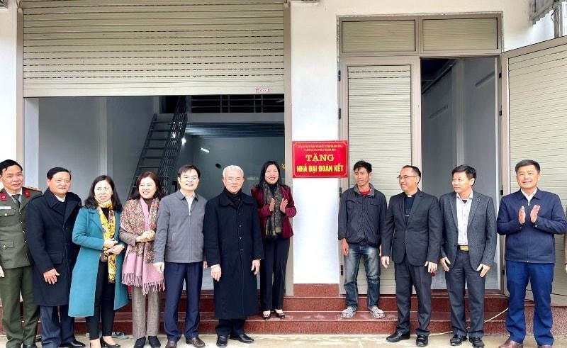 Bà Phạm Thị Thanh Thủy, Chủ tịch UBMTTQ, Trưởng Ban Dân vận tỉnh Thanh Hóa; Linh mục Trần Xuân Mạnh, Chủ tịch Ủy ban Đoàn kết Công giáo Việt Nam, Chủ tịch Ủy ban Đoàn kết công giáo tỉnh Thanh Hóa; Linh mục Nguyễn Văn Thường, Giám đốc Uỷ ban Bác ái Caritas Giáo phận Thanh Hóa; lãnh đạo huyện Thọ Xuân trao nhà cho đồng bào sinh sống trên sông tại huyện Thọ Xuân.