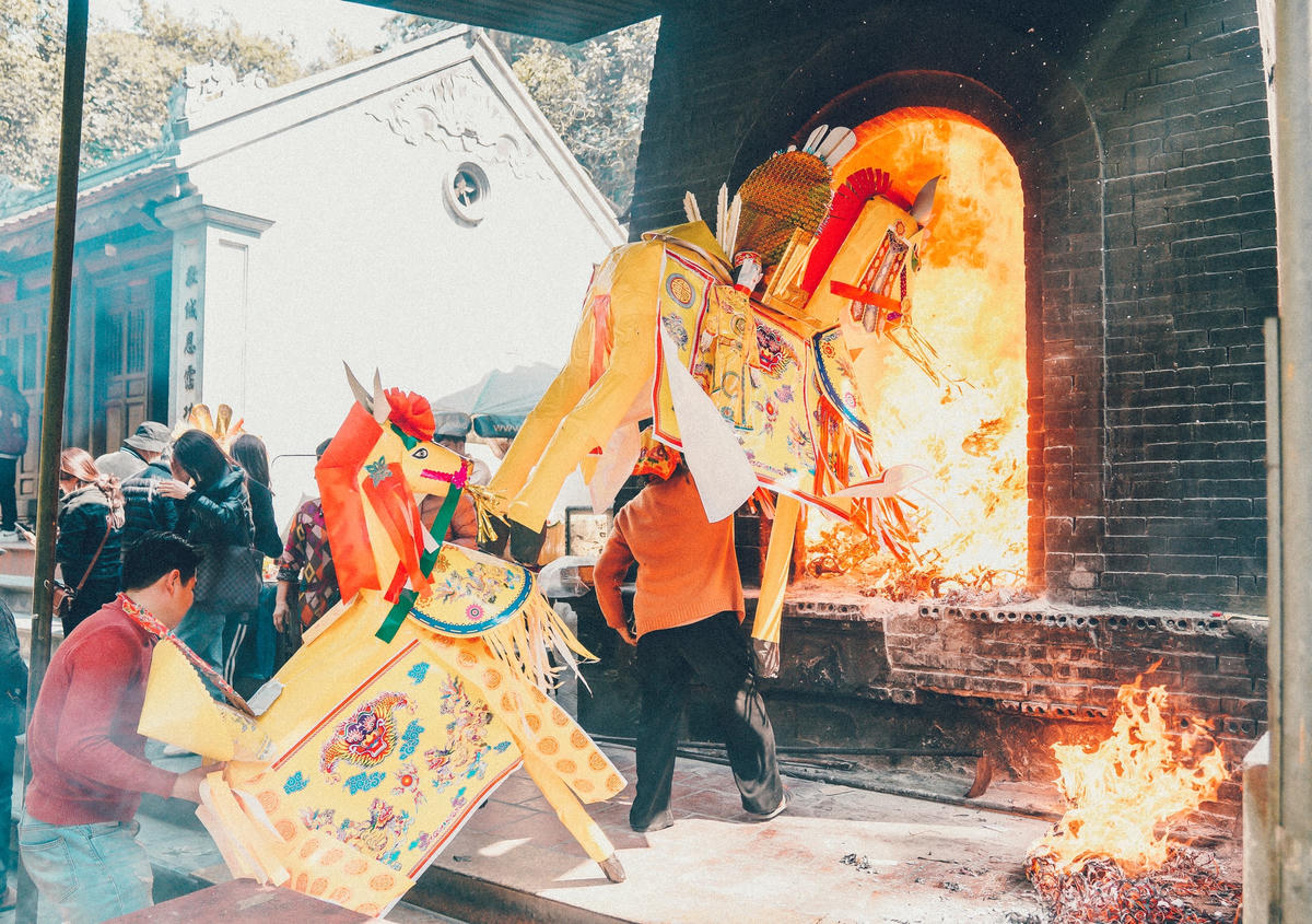 Sau khi làm lễ xong, du khách qua lò hoá vàng mã ở phía tây của đền đổ đốt. Có những thời điểm, du khách đua nhau đốt khiến đồ vàng mã đang bốc cháy văng hẳn ra phía ngoài gây nguy cơ hoả hoạn cao.