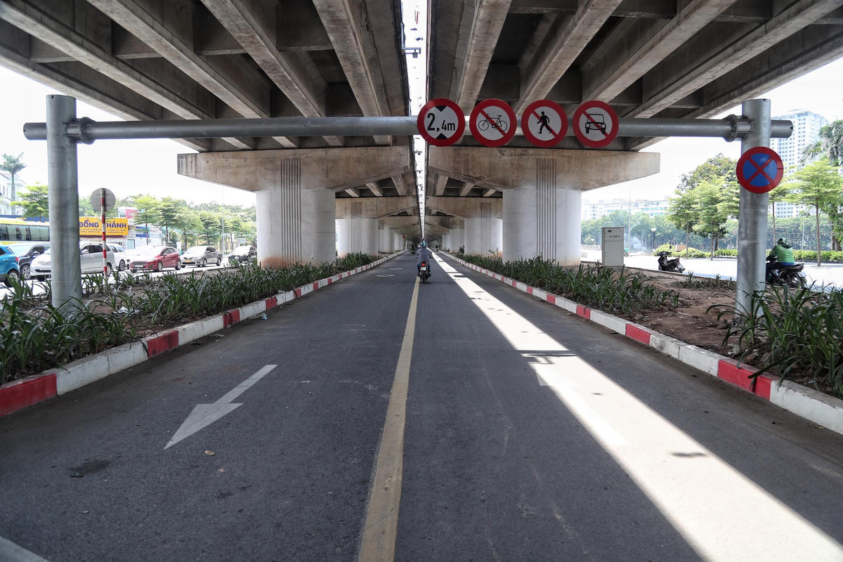 Trả lời về việc cầu vòm thép 65 tỷ đồng vắng người qua lại, Phó giám đốc Sở GTVT Hà Nội Đỗ Việt Hải cho biết, cây cầu này chính thức được đưa vào khai thác sử dụng từ tháng 12/2022. Đối với bất kỳ dự án nào trước khi đưa vào xây dựng đều có sự đánh giá rất kỹ của liên ngành, bắt đầu từ công tác khảo sát, lưu lượng giao thông. Đối với các công trình giao thông, sở đều đặt ra mục tiêu khai thác hiệu quả lâu dài.