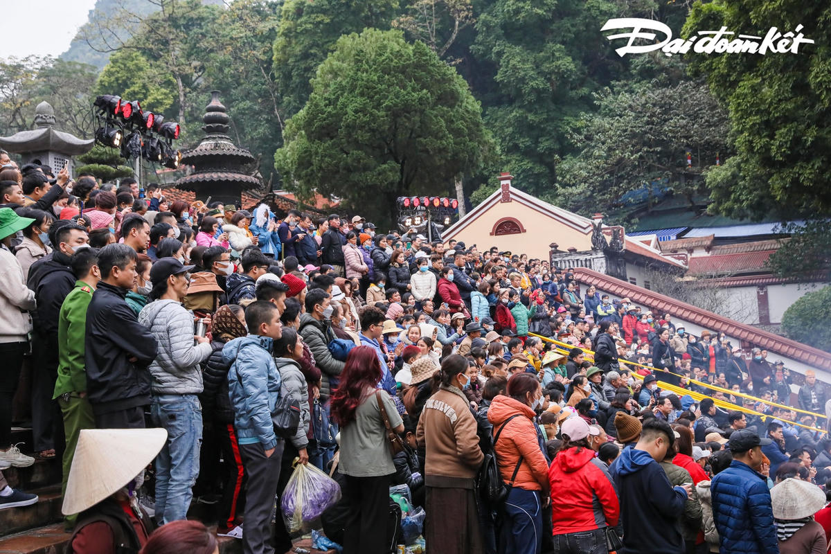 Gần 3 vạn du khách trong ngày khai hội Chùa Hương 2023