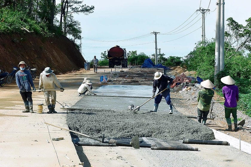 Người dân huyện Kbang (Gia Lai) làm đường giao thông nông thôn.