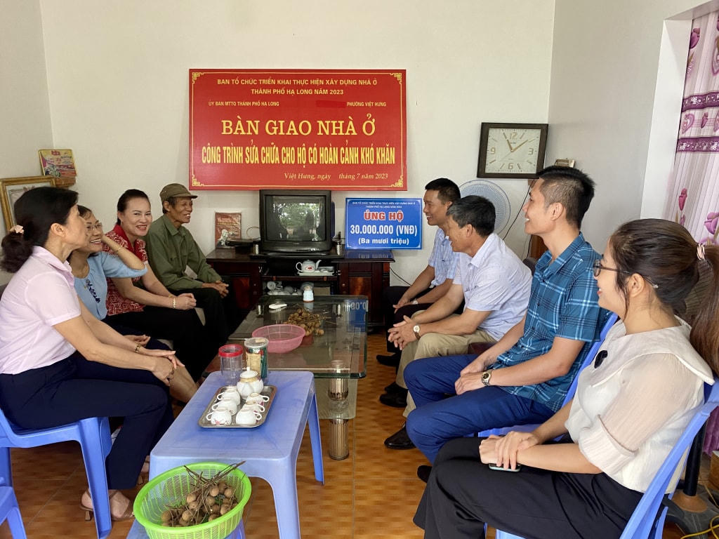 Ông Lương Cao Luyện (khu Vạn Yên, phường Việt Hưng, TP Hạ Long) chia sẻ với lãnh đạo Ủy ban MTTQ TP Hạ Long và UBND phường Việt Hưng về niềm vui sau khi được sửa chữa nhà ở. Ảnh: QMG.