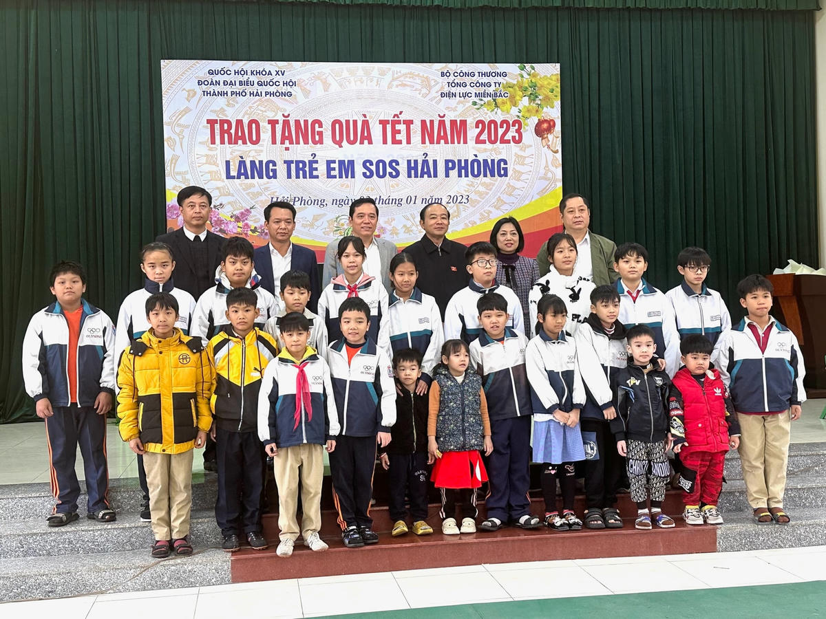 Đoàn thăm và tặng quà cho Làng Trẻ em SOS Hải Phòng, nơi đang nuôi dưỡng 141 cháu mồ côi, hoàn cảnh éo le trên địa bàn thành phố.