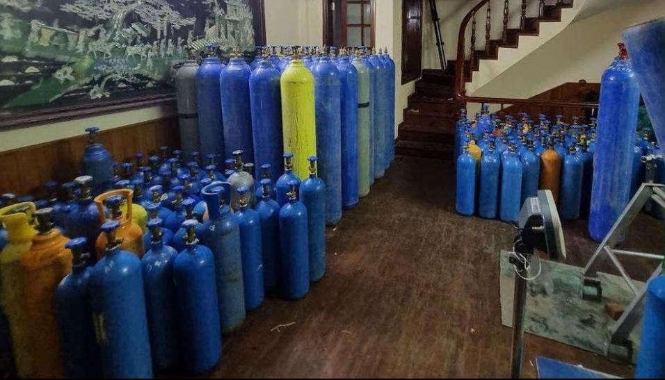 Gần 200 bình khí N2O các loại cùng nhiều trang thiết bị dùng để san chiết khí bị thu giữ.