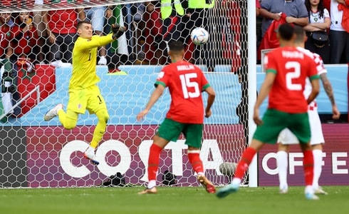 Thủ môn Livakovic cản phá cú sút xa của Hakimi.