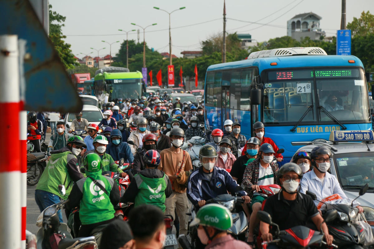 Do đường Giải Phóng có 2 bến xe lớn là Nước Ngầm và Giáp Bát, càng về chiều tình trạng ùn tắc ở đây diễn ra càng nghiêm trọng. Lượng phương tiện tăng đột biến khiến ôtô, xe máy di chuyển khó khăn, vất vả nhích từng mét.