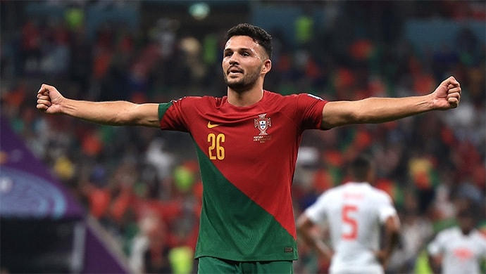 Goncalo Ramos thực sự là "quân bài giấu trong tay áo" của HLV Fernando Santos. Cầu thủ này đã thực hiện cú hat-trick giúp Bồ Đào Nha hạ gục Thụy Sỹ với tỷ số 6-1.