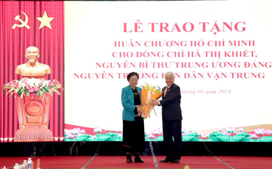 Bí thư Trung ương Đảng, Chủ tịch UBTƯ MTTQ Việt Nam Đỗ Văn Chiến tặng hoa chúc mừng bà Hà Thị Khiết, nguyên Bí thư Trung ương Đảng, nguyên Trưởng ban Dân vận Trung ương.