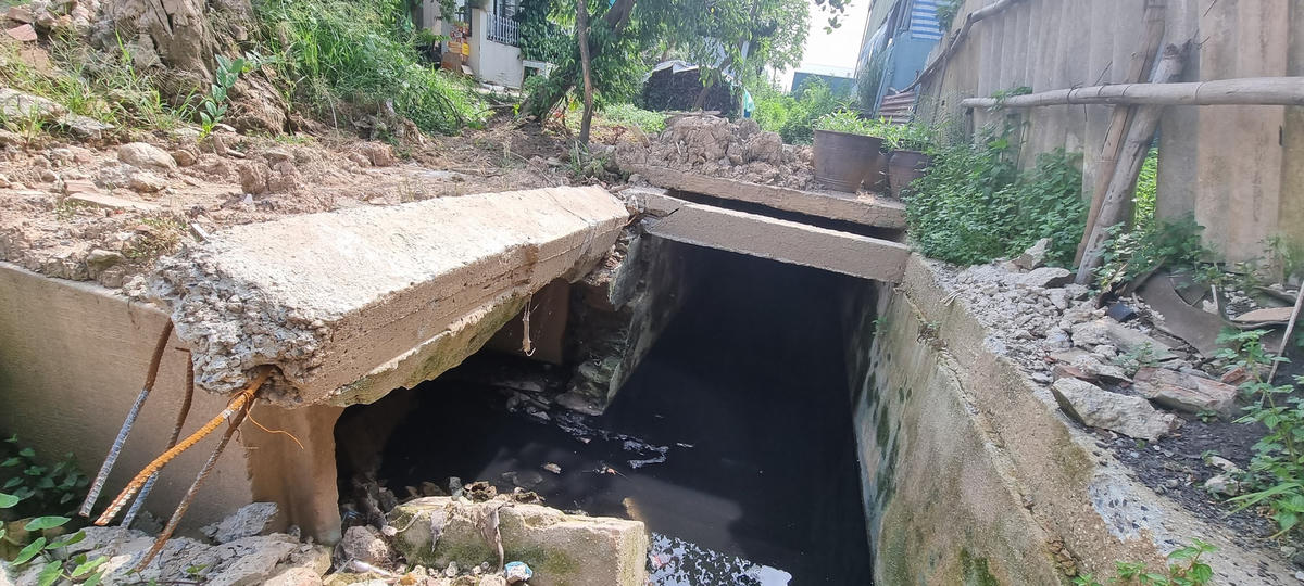 Hệ thống mương dẫn nước thải đen ngòm, bốc mùi hôi thối trong Cụm công nghiệp Làng nghề Dương Liễu.