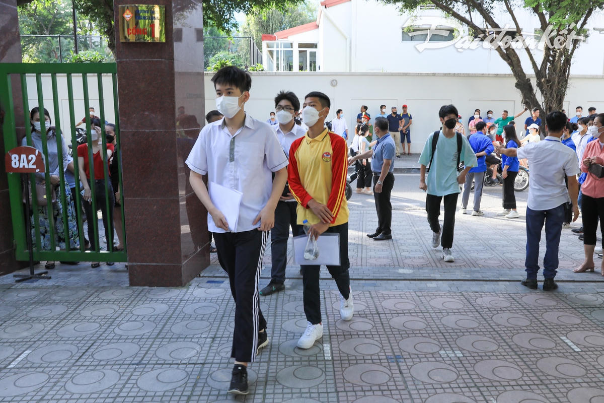 Sáng 18/6, gần 107.000 thí sinh Hà Nội chính thức bước vào môn thi đầu tiên - môn Ngữ văn với thời gian làm bài 120 phút, tự luận.