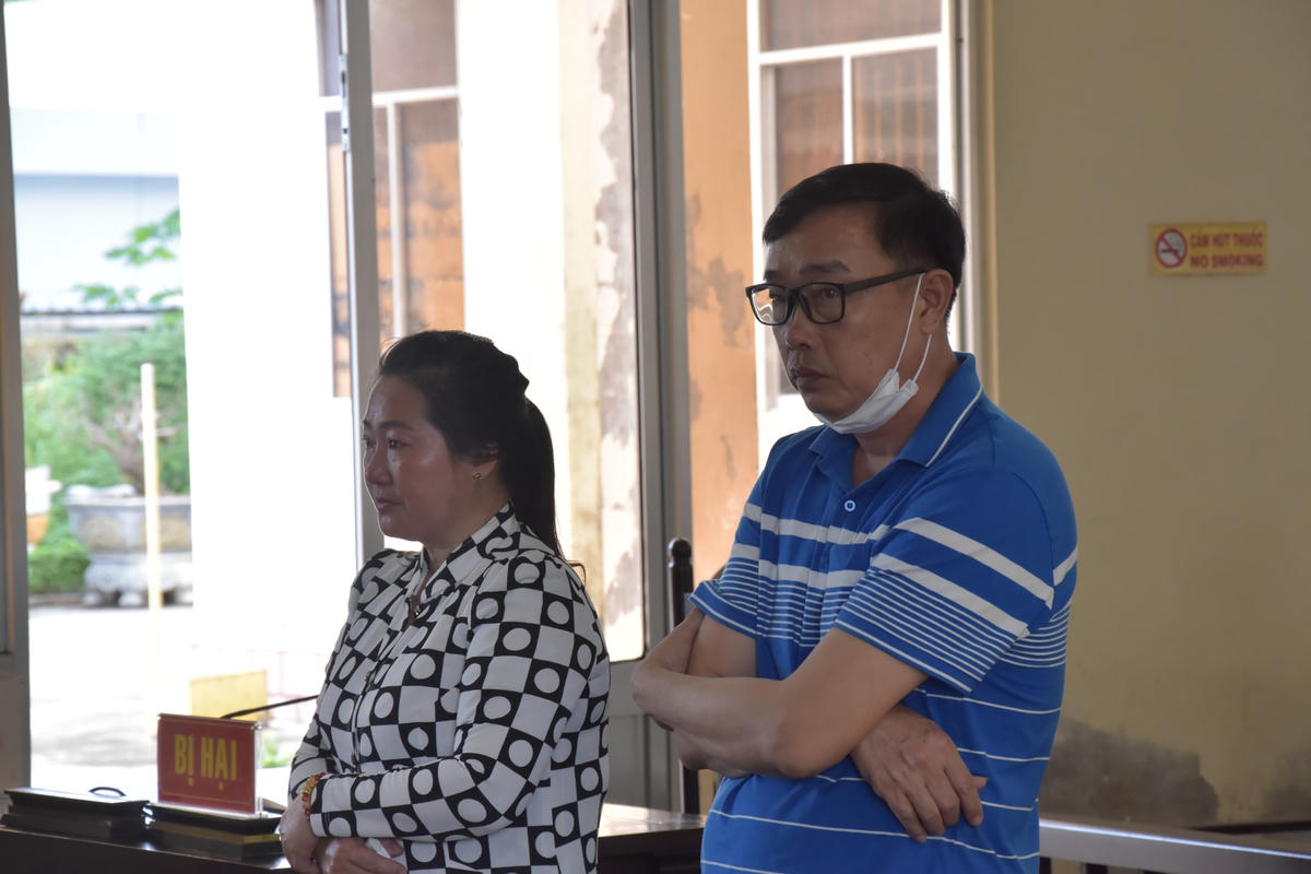 Bị cáo Nguyễn Thanh Bình và bị cáo Trịnh Mỹ Loan tại phiên toà.