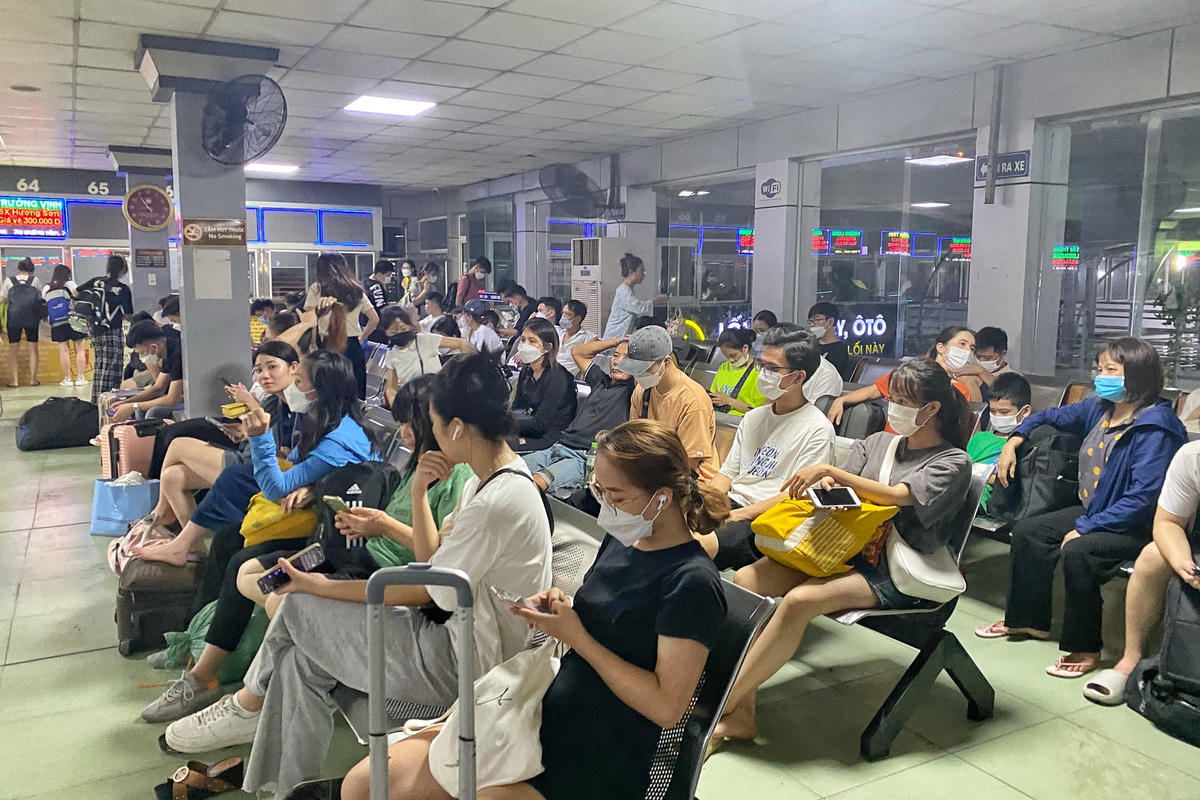 Hà Nội: Nhiều người ngủ gật khi chờ xe về quê nghỉ lễ 