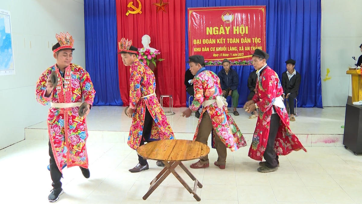 Tiết mục văn nghệ đậm nét văn hóa người dân tộc Dao vùng cao của bà con Khuổi Làng. Ảnh: Toán Nguyễn.