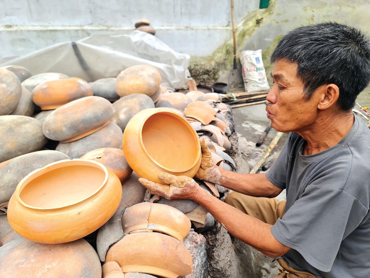 Vì có chứa tinh dầu nên nồi đất Trù Sơn bóng và đẹp.  