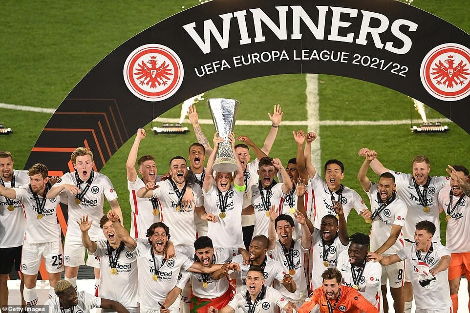 Trên hành trình lên ngôi ở Europa League năm nay, Frankfurt đã gây ấn tượng mạnh khi loại Barcelona ở tứ kết. Ảnh: Daily Mail