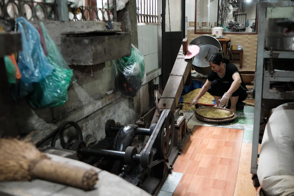 Bí quyết của người dân làng nghề là giã cốm không được quá mạnh, tay phải giã đều thì thành phẩm cốm mới được như yêu cầu. Nếu như trước đây giã bằng tay thì ngày nay hầu hết các cơ sở đã chuyển qua giã bằng máy để nâng cao năng suất.