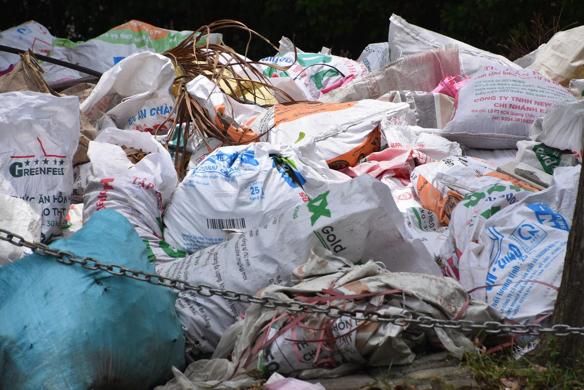 Rác thải sinh hoạt được đổ trộm cùng phế liệu xây dựng.