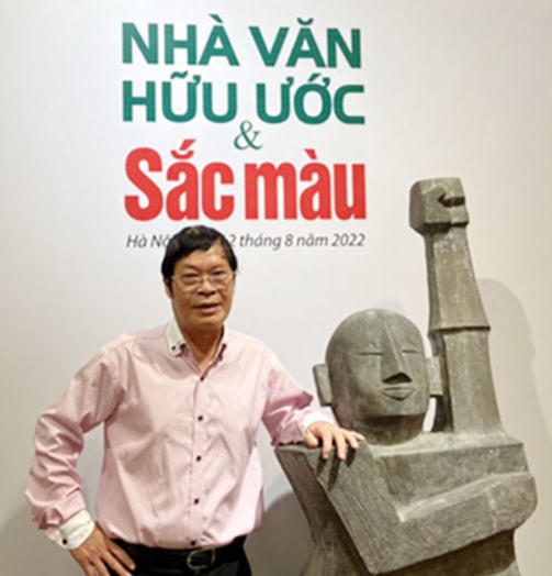 Tác giả Hữu Ước với tác phẩm điêu khắc “Người lính” trong triển lãm “Sắc màu”.  