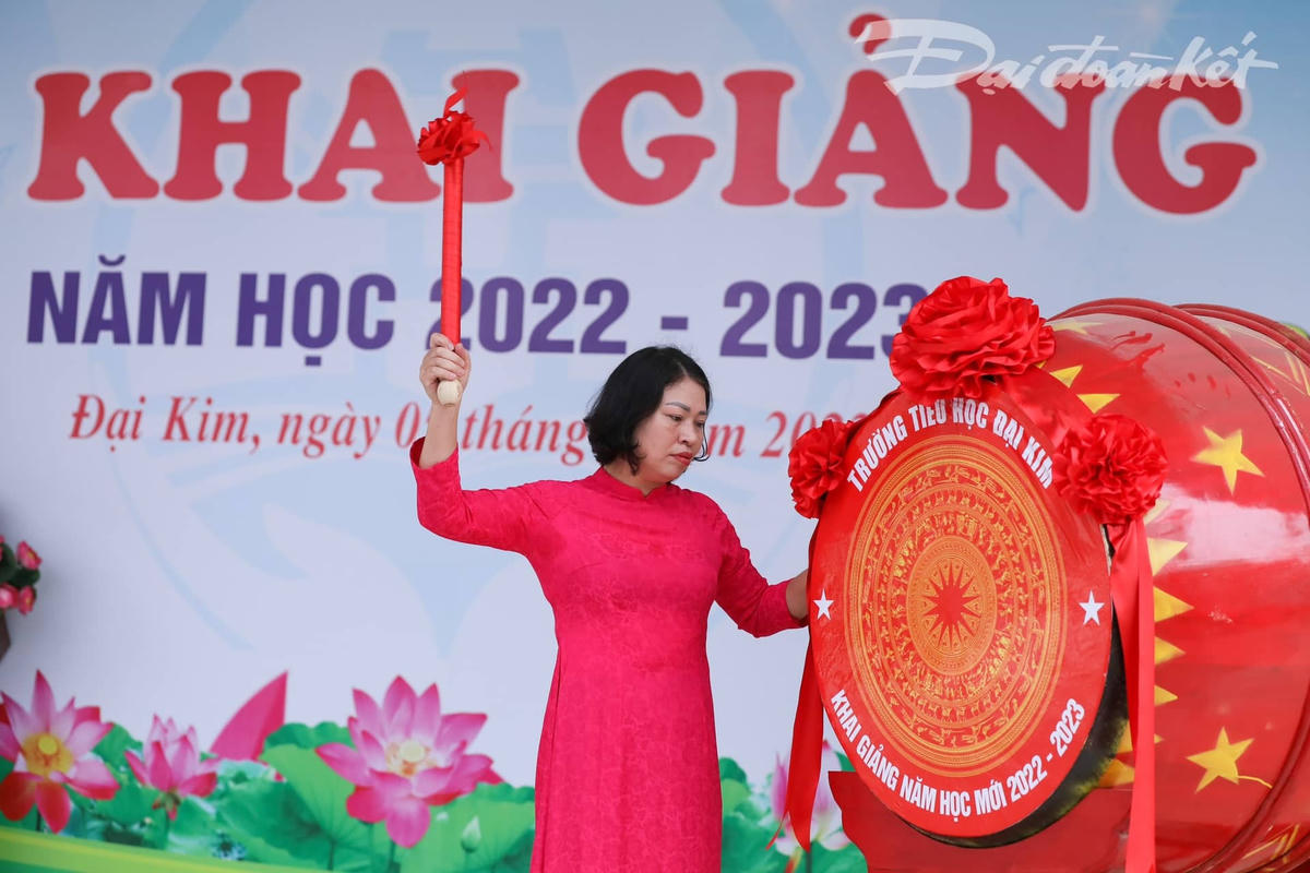 Bà Nguyễn Thị Ký, Hiệu trưởng trường Tiểu học Đại Kim đánh trống khai giảng năm học mới 2022-2023.