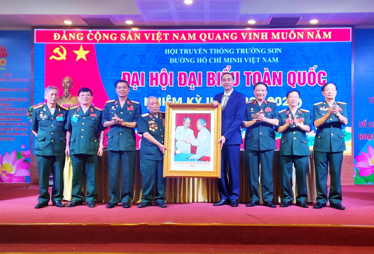 Thay mặt UBTƯ MTTQ Việt Nam, Phó Chủ tịch Phùng Khánh Tài trao bức tranh “Bác Hồ - Bác Tôn” tặng Hội Trường Sơn Việt Nam.