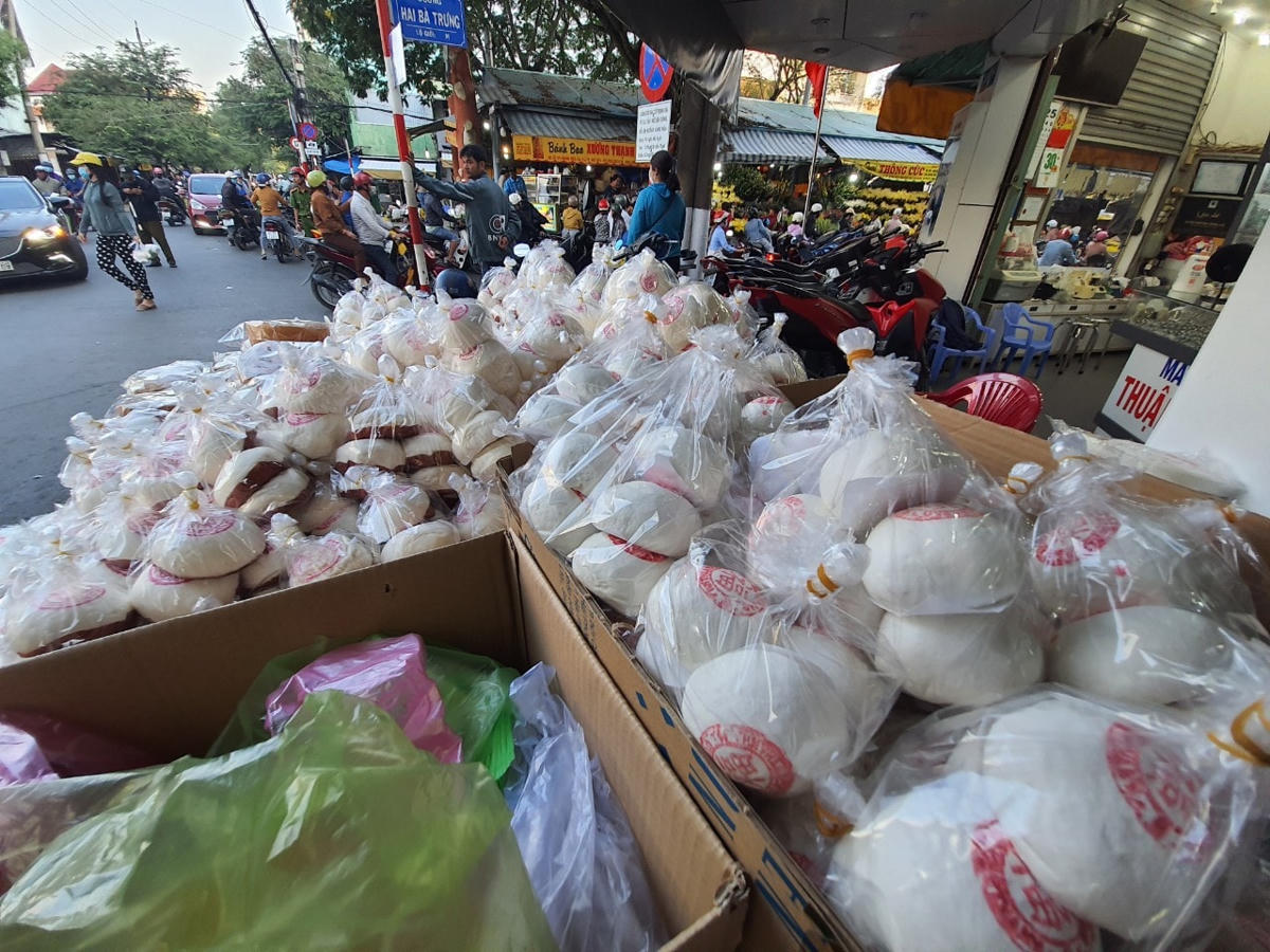 Người dân quan niệm cúng banh bao ngày vía Thần Tài sẽ mang lại nhiều may mắn.Ngoài ra, bánh bao, bánh bò, bánh da lợn, bánh bông lan cũng bán rất đắt. Nếu như ngày thường chỉ có vài điểm bán và số lượng không nhiều nhưng trong ngày vía Thần Tài, xuất hiện nhiều điểm bán bánh với số lượng lớn.  Nếu đến mua trễ sẽ không còn bánh để mua.