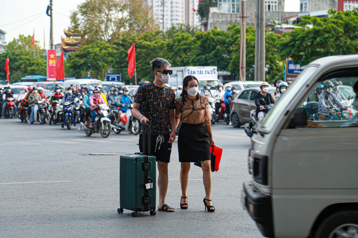 Mặc cho lượng phương tiện tăng cao, nhiều người cố tình qua đường bắt xe buýt gây mất ATGT