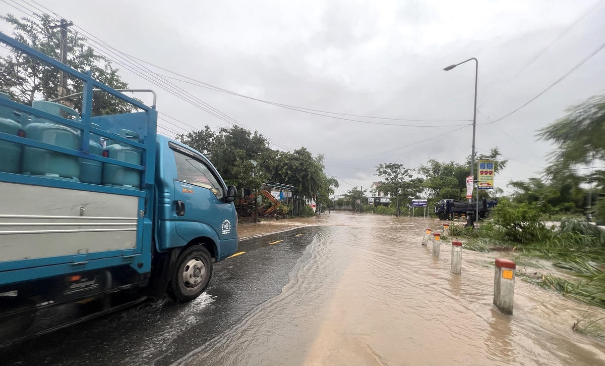 Đoạn đường quốc lộ 14H bị ngập nước gây khó khăn lưu thông.