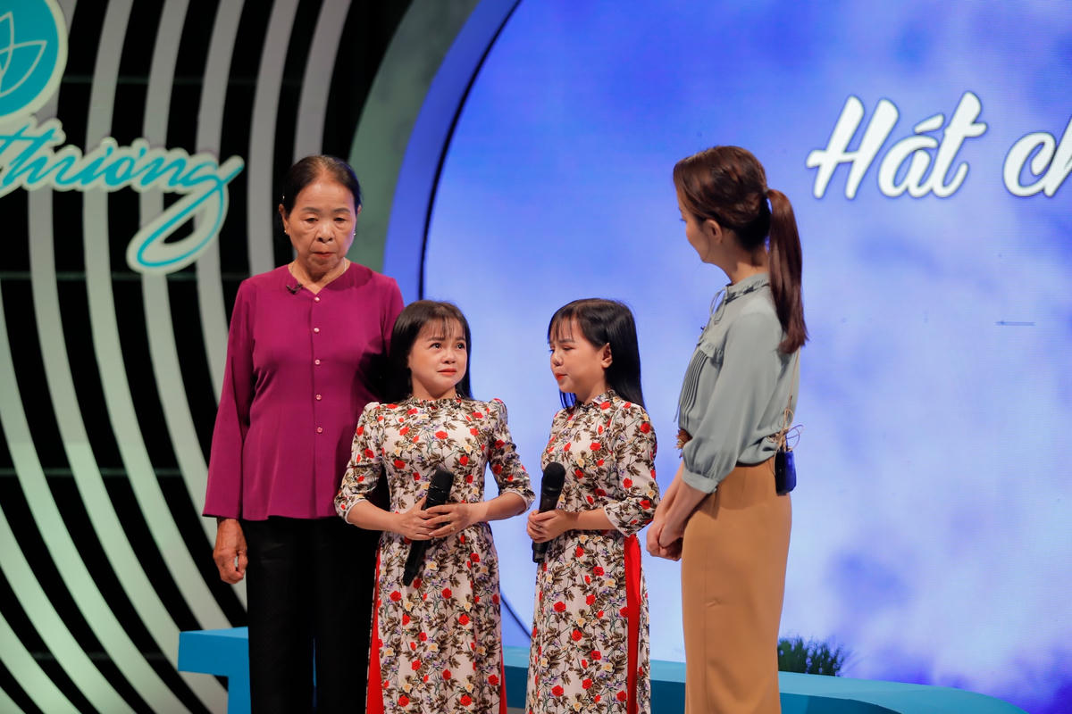 Thanh Hằng và Thanh Hà bên cạnh người mẹ tại Trạm yêu thương.