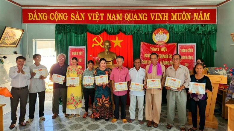 UBND xã Phong Phú tặng giấy khen cho 10 hộ gia đình tiêu biểu trong thôn có thành tích 3 năm liên tục đạt danh hiệu “Gia đình văn hóa”.