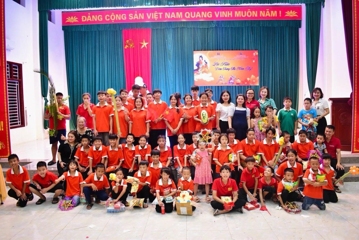 anh-7-chi-vo-thi-nhi-hang-tren-cung-dung-thu-8-tu-phai-sang-cung-thuc-hien-loi-hua-nam-ay-cho-cac-em-tai-lang-tre-mo-coi-tinh-ha-tinh.jpg